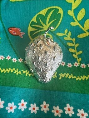 Sarah Coventry Silver Strawberry Vintage Brooch